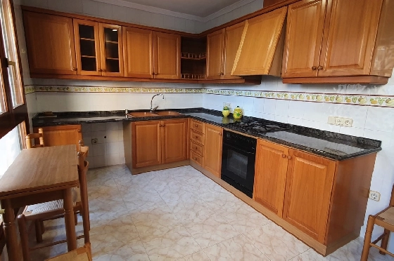 Herrenhaus in Oliva zu verkaufen, Espace de vie 210 m², Baujahr 1995, Zustand gepflegt, + Ofen, Terrain 849 m², 4 Chambres &agrave; coucher, 3 Badezimmer, Pool, ref.: RA-0921-14