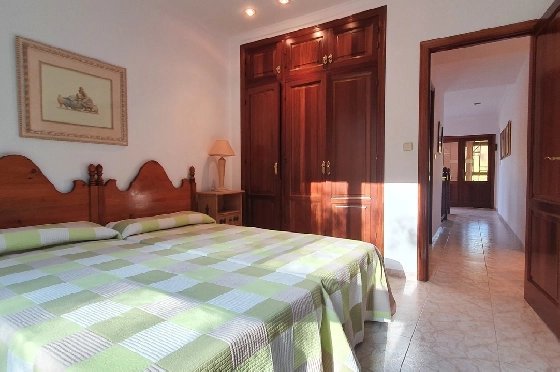 Herrenhaus in Oliva zu verkaufen, Espace de vie 210 m², Baujahr 1995, Zustand gepflegt, + Ofen, Terrain 849 m², 4 Chambres &agrave; coucher, 3 Badezimmer, Pool, ref.: RA-0921-16