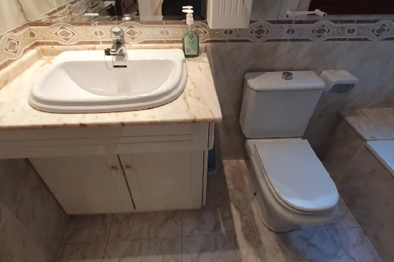 Herrenhaus in Oliva zu verkaufen, Espace de vie 210 m², Baujahr 1995, Zustand gepflegt, + Ofen, Terrain 849 m², 4 Chambres &agrave; coucher, 3 Badezimmer, Pool, ref.: RA-0921-18