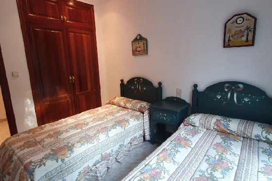 Herrenhaus in Oliva zu verkaufen, Espace de vie 210 m², Baujahr 1995, Zustand gepflegt, + Ofen, Terrain 849 m², 4 Chambres &agrave; coucher, 3 Badezimmer, Pool, ref.: RA-0921-19