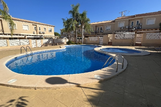 Reihenhaus in Denia zu vermieten, Espace de vie 130 m², Zustand gepflegt, + KLIMA, Klimaanlage, Terrain 160 m², 4 Chambres &agrave; coucher, 3 Badezimmer, Pool, ref.: D-0223-7