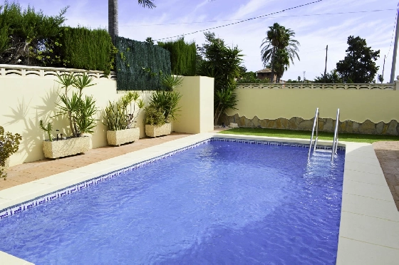 Villa in Denia zu verkaufen, Espace de vie 121 m², Klimaanlage, Terrain 623 m², 4 Chambres &agrave; coucher, 2 Badezimmer, Pool, ref.: CO-C25935-44