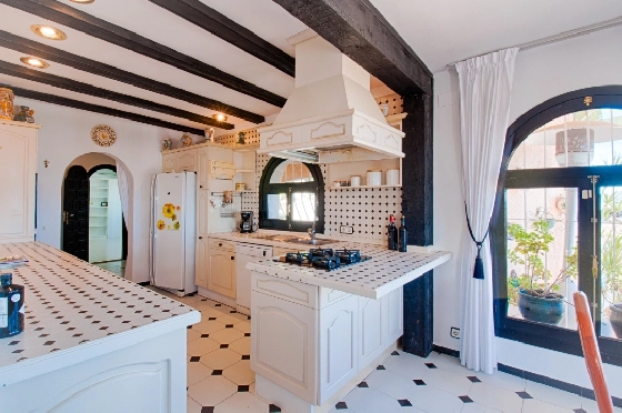 Villa in Moraira zu verkaufen, Espace de vie 300 m², Baujahr 1984, Klimaanlage, Terrain 1615 m², 3 Chambres &agrave; coucher, 2 Badezimmer, Pool, ref.: AM-12279DA-38