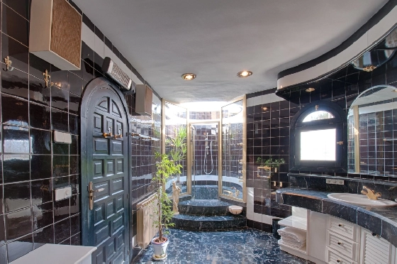 Villa in Moraira zu verkaufen, Espace de vie 300 m², Baujahr 1984, Klimaanlage, Terrain 1615 m², 3 Chambres &agrave; coucher, 2 Badezimmer, Pool, ref.: AM-12279DA-46