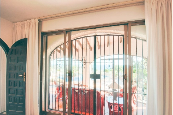 Villa in Moraira zu verkaufen, Espace de vie 300 m², Baujahr 1984, Klimaanlage, Terrain 1615 m², 3 Chambres &agrave; coucher, 2 Badezimmer, Pool, ref.: AM-12279DA-50