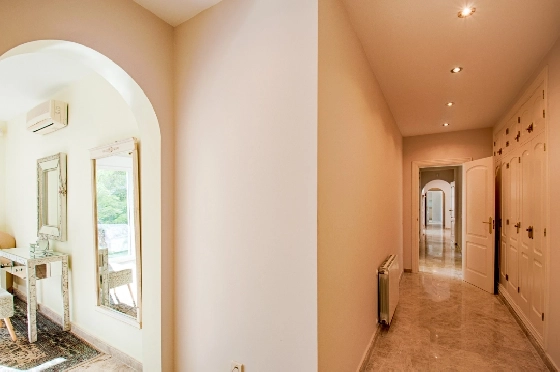 Villa in Moraira zu verkaufen, Espace de vie 466 m², Baujahr 2005, Klimaanlage, Terrain 2040 m², 5 Chambres &agrave; coucher, 5 Badezimmer, Pool, ref.: AM-12515DR-49