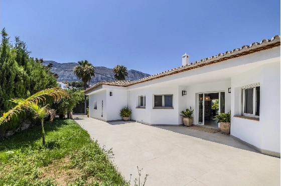 Villa in Denia zu verkaufen, Espace de vie 324 m², Baujahr 1993, Zustand modernisiert, + Fussbodenheizung, Klimaanlage, Terrain 1888 m², 4 Chambres &agrave; coucher, 2 Badezimmer, Pool, ref.: BC-7771-26