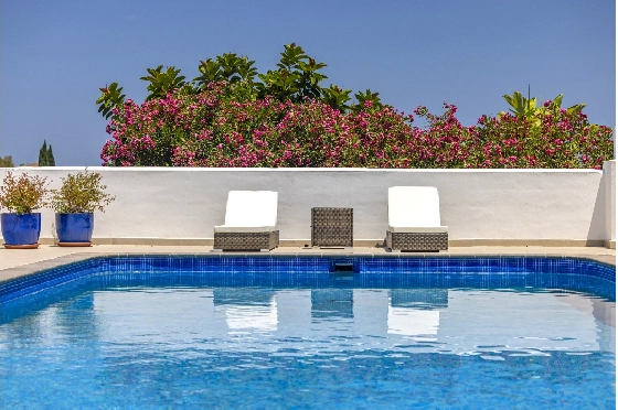 Villa in Denia zu verkaufen, Espace de vie 324 m², Baujahr 1993, Zustand modernisiert, + Fussbodenheizung, Klimaanlage, Terrain 1888 m², 4 Chambres &agrave; coucher, 2 Badezimmer, Pool, ref.: BC-7771-30
