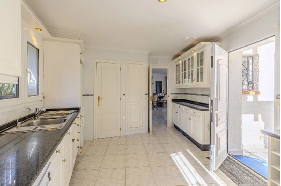 Villa in Denia zu verkaufen, Espace de vie 267 m², Baujahr 1993, Zustand gepflegt, + Zentralheizung, Terrain 1085 m², 4 Chambres &agrave; coucher, 3 Badezimmer, Pool, ref.: BC-7785-31