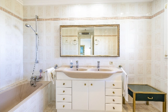 Villa in Denia zu verkaufen, Espace de vie 267 m², Baujahr 1993, Zustand gepflegt, + Zentralheizung, Terrain 1085 m², 4 Chambres &agrave; coucher, 3 Badezimmer, Pool, ref.: BC-7785-38