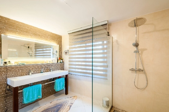 Villa in Moraira zu verkaufen, Espace de vie 270 m², Klimaanlage, Terrain 897 m², 3 Chambres &agrave; coucher, 3 Badezimmer, Pool, ref.: AM-12629DR-18