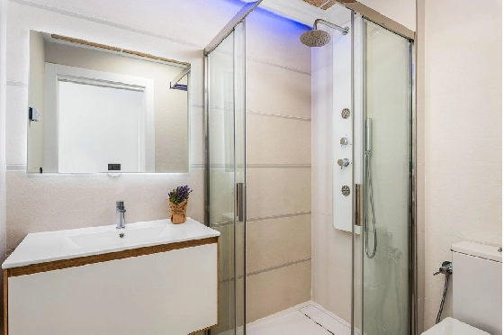 Erdgeschoss Apartment in Torrevieja zu verkaufen, Espace de vie 100 m², Zustand Erstbezug, 3 Chambres &agrave; coucher, 2 Badezimmer, Pool, ref.: HA-TON-159-A03-17