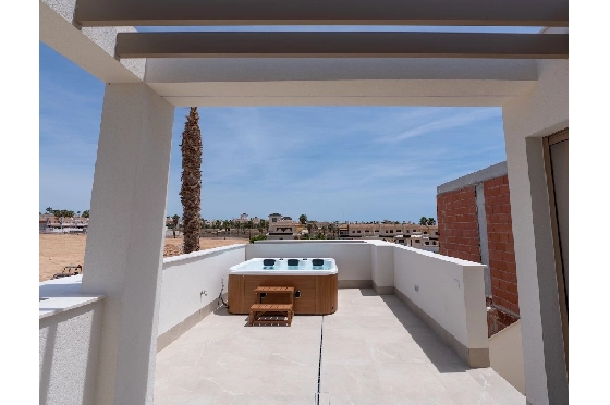 Eck-Reihenhaus in Los Alcazares zu verkaufen, Espace de vie 146 m², Zustand Erstbezug, Klimaanlage, Terrain 177 m², 3 Chambres &agrave; coucher, 2 Badezimmer, Pool, ref.: HA-LAN-480-Q01-21